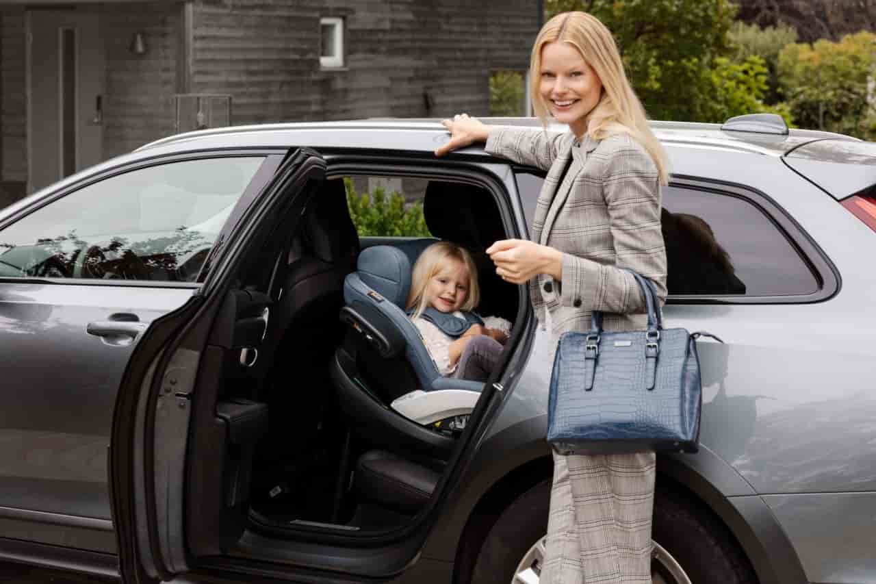 Flicka i bilbarnstol - bilbarnstol bÀst i test