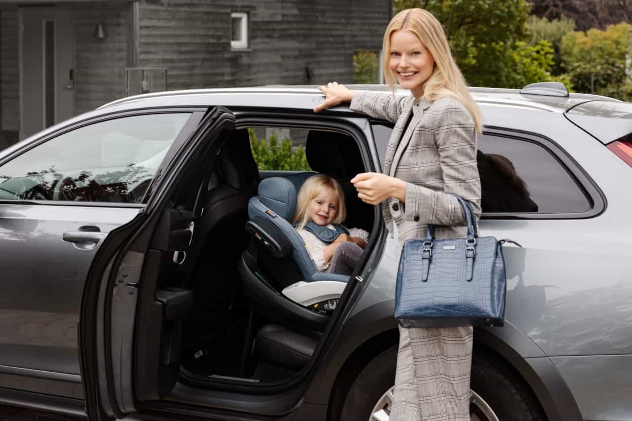 Flicka i Bilbarnstol