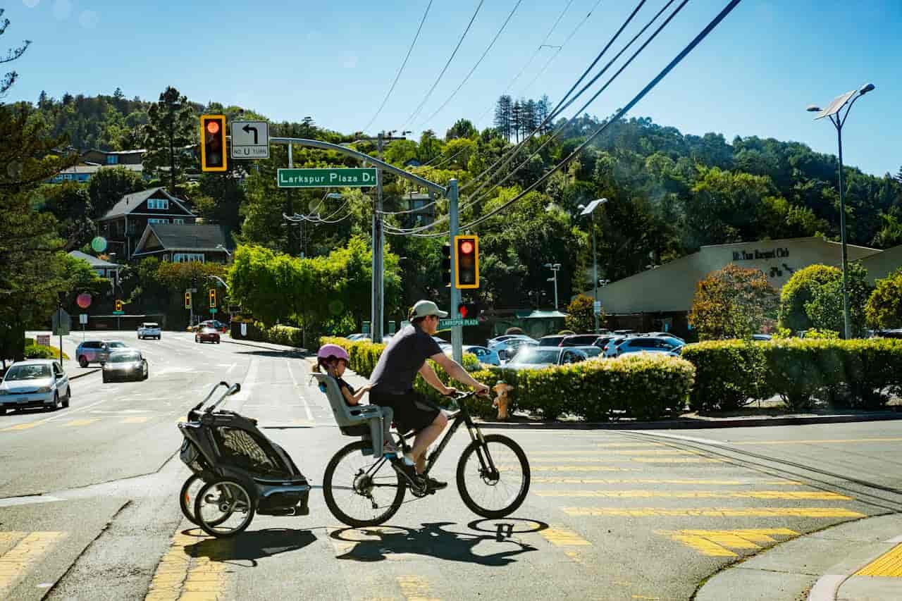 Pappa med barn i cykelvagn - bästa cykelvagn 2025